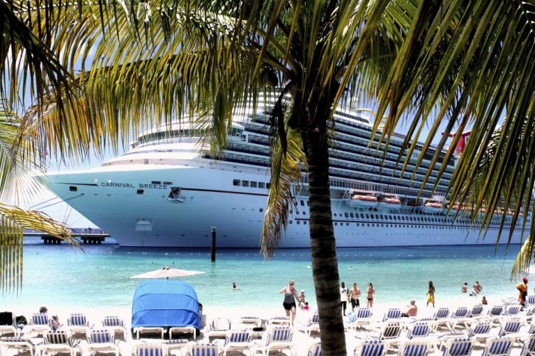 CL_WOM_Ship_BreezeFromBeach02