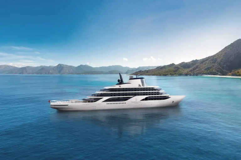 Four_Seasons_Yacht_Exterior_sideview